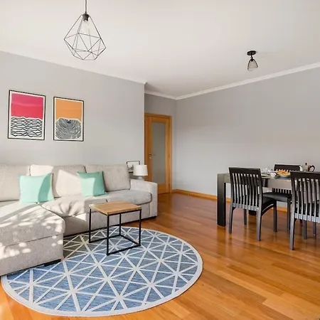 Elegant Flat In Benfica - 10 Min To Center Appartement *
