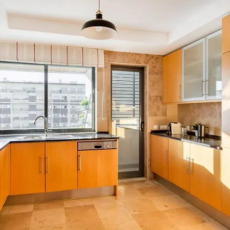 Elegant Flat In Benfica - 10 Min To Center Appartamento *